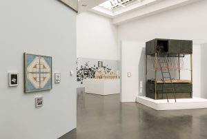 Installationsaufnahme der Ausstellung "Harald Szeemann. Museum der Osessionen" in der Kunsthalle Düsseldorf, mit Modell Foltermaschine, 2018. Foto: Katja Illner 